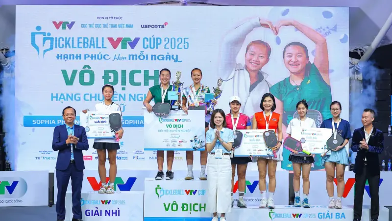 Sophia Huỳnh Trần Vận động viên pickleball ăn mừng chiến thắng cùng đồng đội phần 4