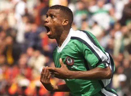 Sunday Oliseh: Hành Trình Một Huyền Thoại Nigeria 2 Sunday Oliseh Sunday Oliseh trong màu áo Reggiana phần 3