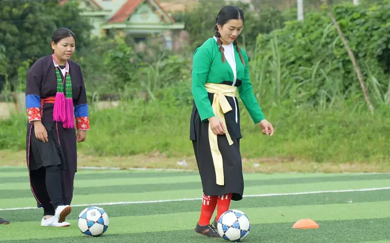 Thời Gian Thi Đấu Sân 5 Chuẩn: Luật Chơi, Phân Tích Chuyên Sâu 2026 3 thời gian thi đấu sân 5 cầu thủ đang thở hổn hển sau một pha bứt tốc