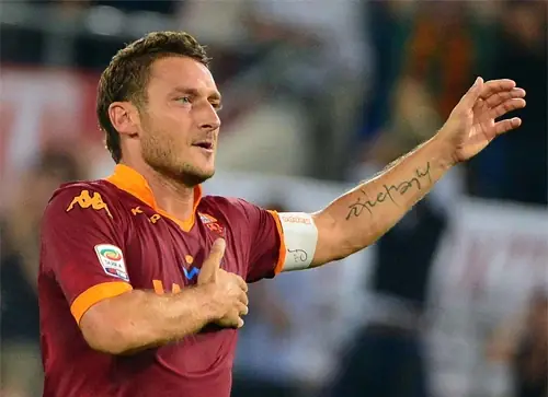 tiền đạo ảo Francesco Totti trong màu áo AS Roma