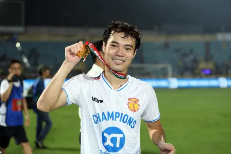 Nguyễn Văn Toàn: Hành Trình Chinh Phục Đỉnh Cao & Bí Mật Đằng Sau Sự Nghiệp 8 tieu su nguyen van toan cau thu nguyen van toan an mung ban thang