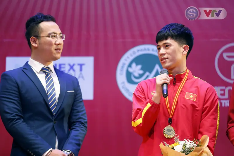 Trần Đình Trọng: Hành Trình Đầy Chông Gai Của Trung Vệ Tài Hoa 3 Trần Đình Trọng Trần Đình Trọng nhận giải thưởng