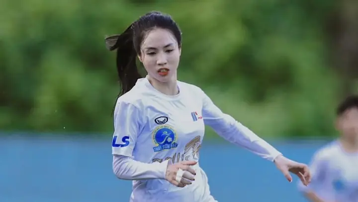 Trần Thị Duyên: Hành Trình Chinh Phục Đỉnh Cao Bóng Đá Nữ Việt Nam 2 Trần Thị Duyên Trần Thị Duyên thi đấu trong màu áo Phong Phú Hà Nam