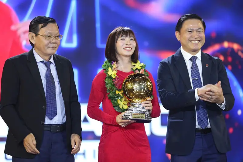 Trần Thị Thùy Trang: Hành Trình Huyền Thoại Từ Ái Nghĩa Đến Quả Bóng Vàng 2026 3 Trần Thị Thùy Trang Trần Thị Thùy Trang nhận giải