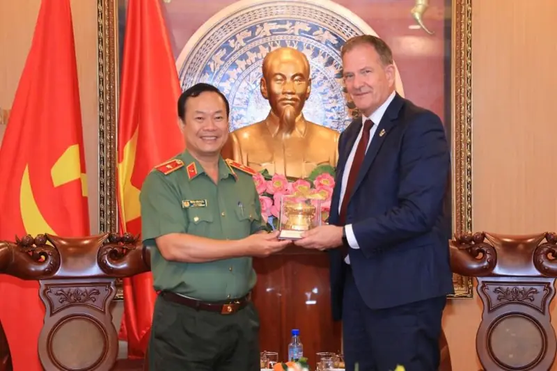 Trần Văn Kiên: Hành Trình Vươn Tới Đỉnh Cao Của Hậu Vệ Vô Song 3 Trần Văn Kiên Trần Văn Kiên nhận giải thưởng