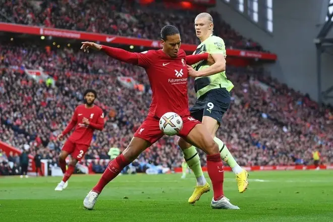 Trung Vệ Bóng Đá: Kiến Thức Chuyên Sâu Về "Lá Chắn Thép" Từ A-Z 10 trung ve bong da virgil van dijk tranh chap bong bong