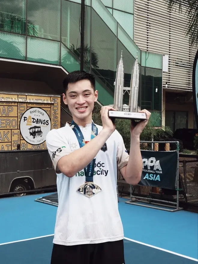 Trương Vinh Hiển: Hành Trình Từ Tài Năng Trẻ Đến Ngôi Sao Pickleball 3 Trương Vinh Hiển Vận động viên pickleball Trương Vinh Hiển nhận cúp phần 4