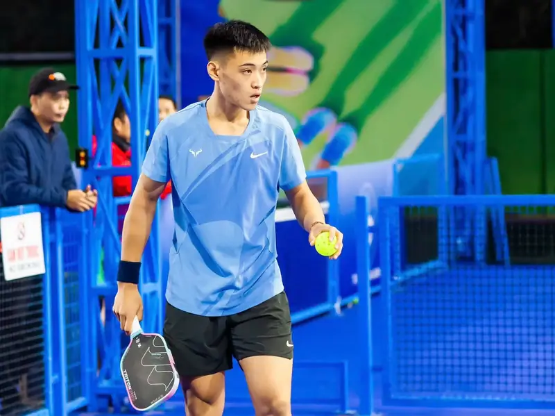 Trương Vinh Hiển: Hành Trình Từ Tài Năng Trẻ Đến Ngôi Sao Pickleball 2 Trương Vinh Hiển Vận động viên pickleball Trương Vinh Hiển thi đấu trên sân phần 3