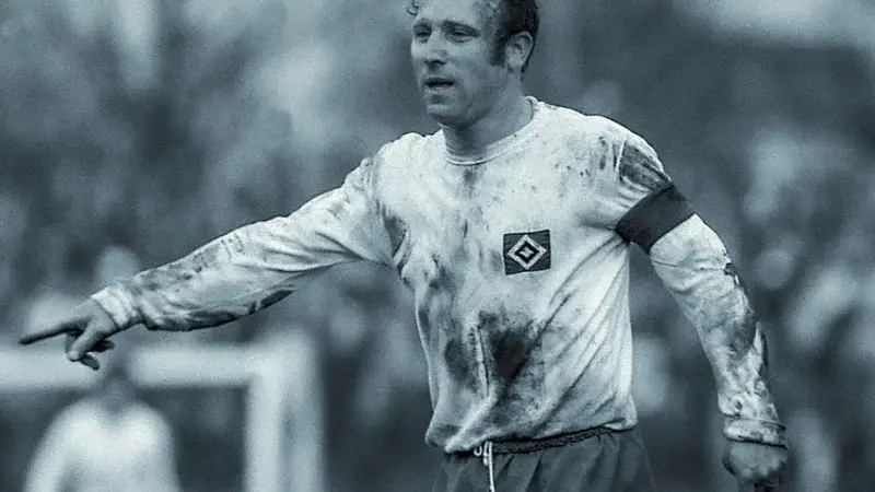 Uwe Seeler: Huyền thoại Sân cỏ và Di Sản Bất Diệt 3 Uwe Seeler Uwe Seeler khoác áo đội tuyển Tây Đức phần 4