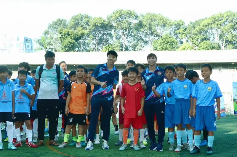 V-League 2026: Hé Lộ Kịch Bản Bất Ngờ, Ai Sẽ Lên Ngôi Vô Địch? 3 v league 2026 Các em nhỏ chơi bóng đá