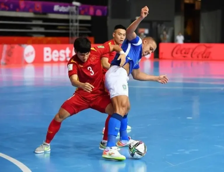 Fixo Bóng Đá Sân 5: Giải Mã Vị Trí "Người Gác Đền" Tiền Tuyến 2 vi tri fixo trong bong da cau thu fixo tranh chap bong quyet liet voi tien dao doi phuong