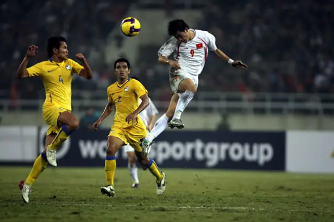 Việt Nam Vô Địch AFF Cup 2008: Hành Trình Lịch Sử Vỡ Oà Cảm Xúc! 2 việt nam vô địch aff cup 2008 Công Vinh đánh đầu ghi bàn