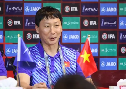 Việt Nam World Cup 2026: Cơ Hội Nào Cho Những Chiến Binh Sao Vàng? 2 vòng loại world cup 2026 việt nam hlv kim sang sik chỉ đạo