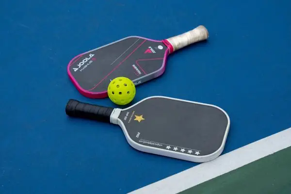 vợt pickleball cho người mới bắt đầu các loại vợt pickleball cạnh nhau