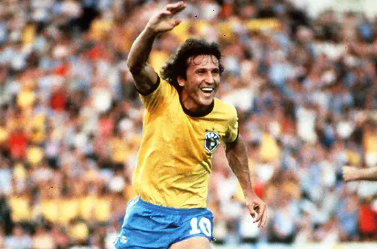 Zico Zico trong màu áo Flamengo ăn mừng bàn thắng phần 3