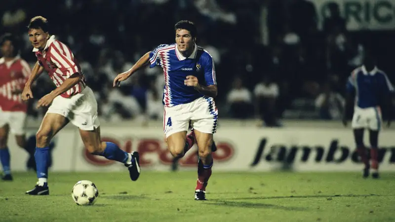 Zinedine Zidane: Hành Trình Huyền Thoại Của Phù Thủy Sân Cỏ 2 Zinedine Zidane Zidane trong màu áo Bordeaux phần 3