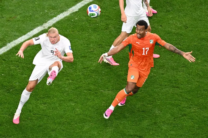 Tiền Đạo Là Gì? Bật Mí Vai Trò Sát Thủ Vòng Cấm Tối Thượng 2026 2 Tiền Đạo Là Gì cầu thủ tiền đạo cắm đang tranh chấp bóng phần 3